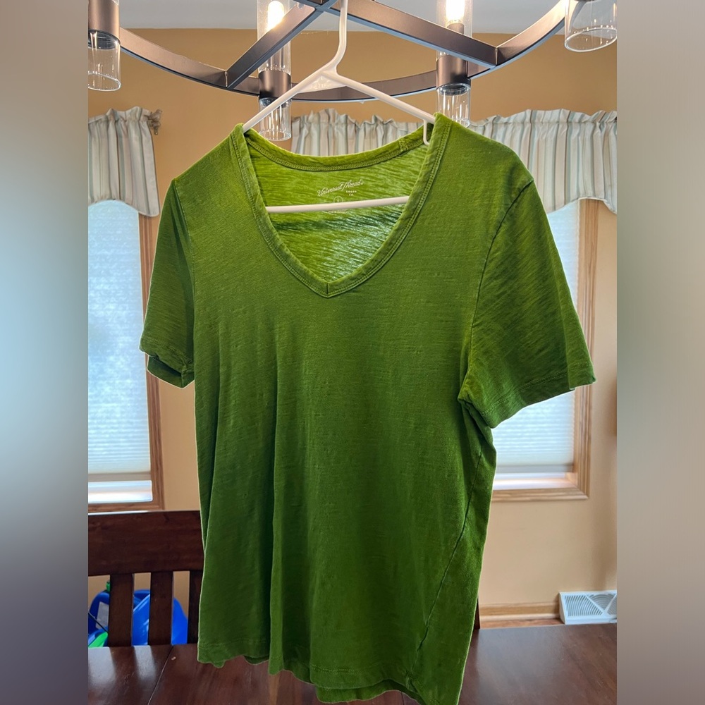 Green universal threads T-shirt